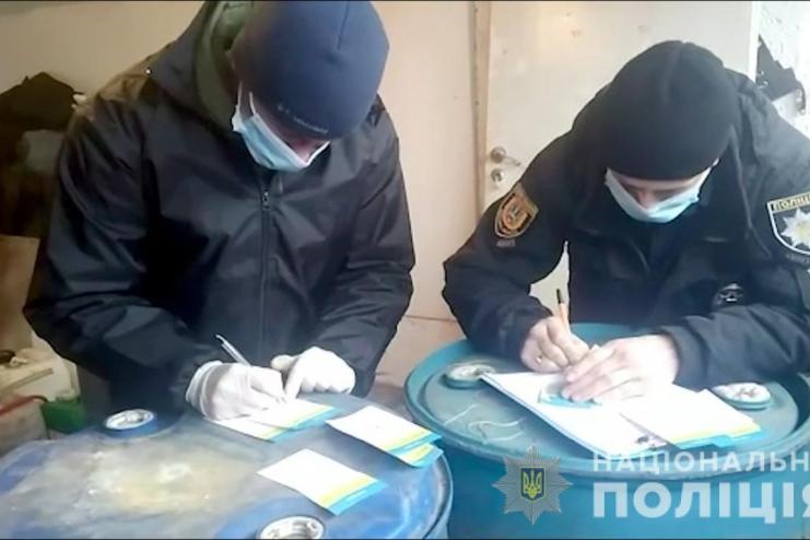 1,5 тонны "палёнки" и 3000 пачек сигарет: в Одесской области выявили "новогодний" конфискат на 400 тысяч гривен   
