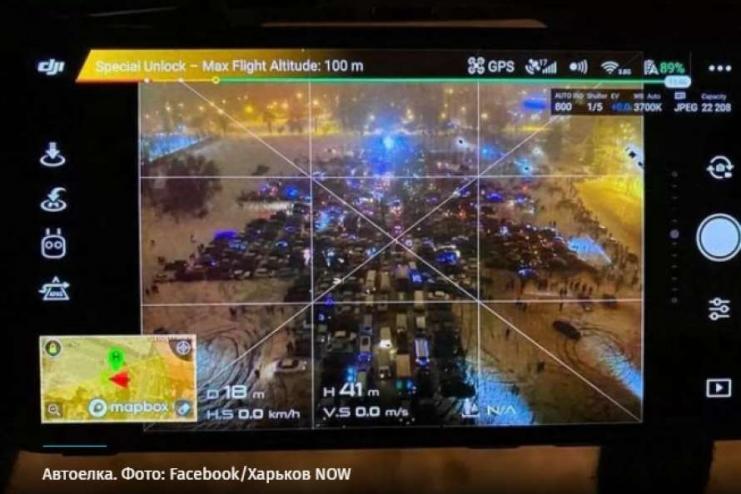 В УКРАИНЕ СООРУДИЛИ ЕЛКУ ИЗ 1000 АВТОМОБИЛЕЙ (ВИДЕО)