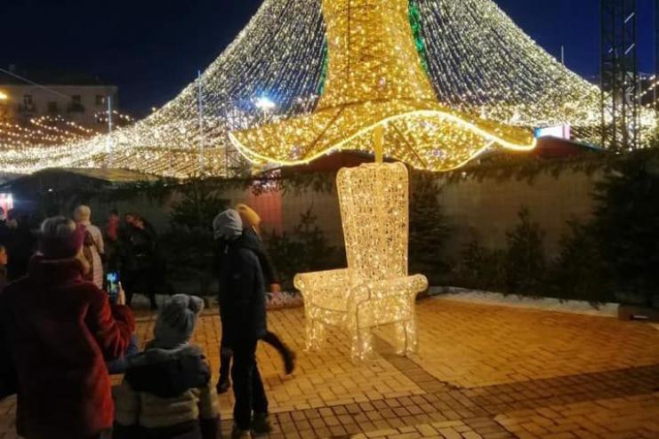 "Ведьмацкой" скандальной шляпе с новогодней елки в Киеве нашли новое применение 