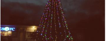 Новогодняя красавица в Тарутино заиграла новогодними огоньками