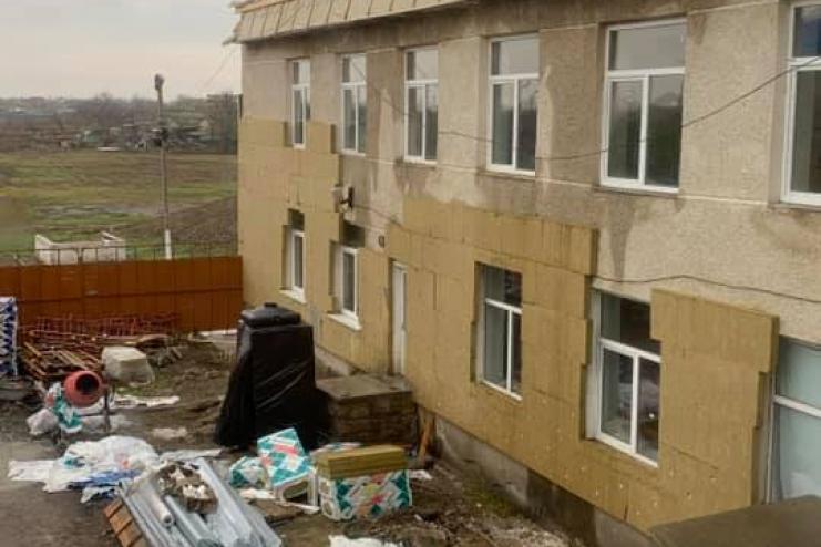 «Большое строительство» в Килийской ОТГ: по вине подрядчика повреждены стены и мебель в школе