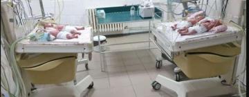 В Ужгороді 20-річна породілля народила одразу чотирьох діток: кесарів розтин проводили за унікальною методикою акушера-гінеколога 