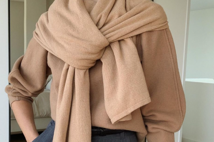 Светр з шарфом: як виглядає наймодніша річ