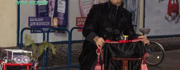 Фокусы для прохожих: в Измаиле гастролирует уличный иллюзионист