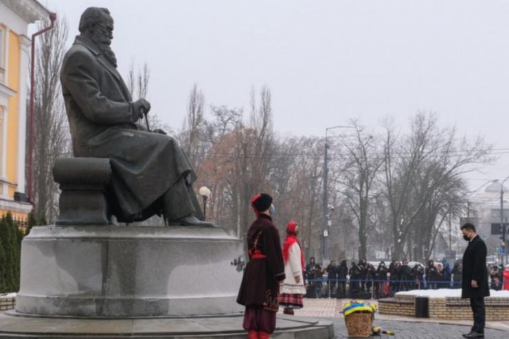 У День Соборності президент Зеленський поклав квіти до пам'ятника Грушевському та вшанував пам'ять Героїв Небесної Сотні