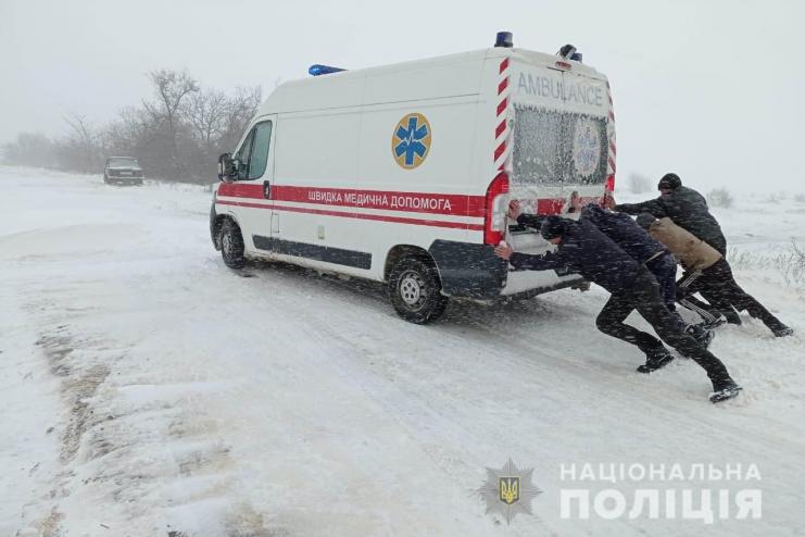 На Одещині поліцейські другу добу надають допомогу людям, які опинилися у складній ситуації під час негоди