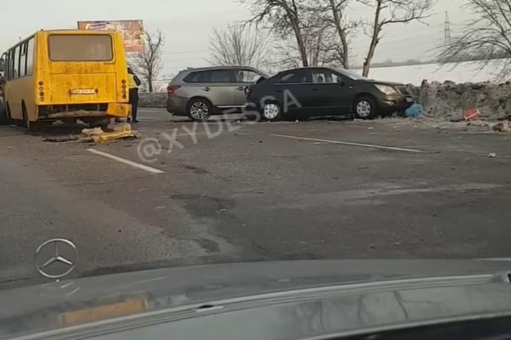 На трассе в Одесской области столкнулись три автомобиля и пассажирский автобус