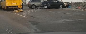 На трассе в Одесской области столкнулись три автомобиля и пассажирский автобус