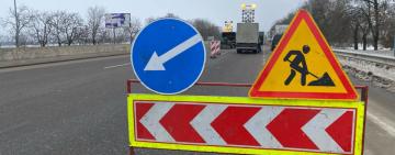 Вместе со снегом исчез асфальт: дорожники приступили к устранению ям, появившихся после стихии