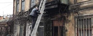 В Одесі врятували людей, які стали заручниками руйнування сходової клітини