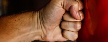 Обижал мать, накинулся на врача, травмировал полицейского – жителю области грозит 5 лет тюрьмы