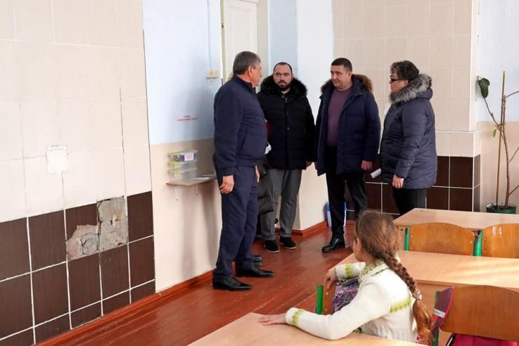 "Туалет на улице, отопление - печное": когда школьники с. Садовое будут учиться в комфортных условиях?