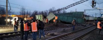 Восемь вагонов сошли с рельсов: задерживаются поезда южного направления 
