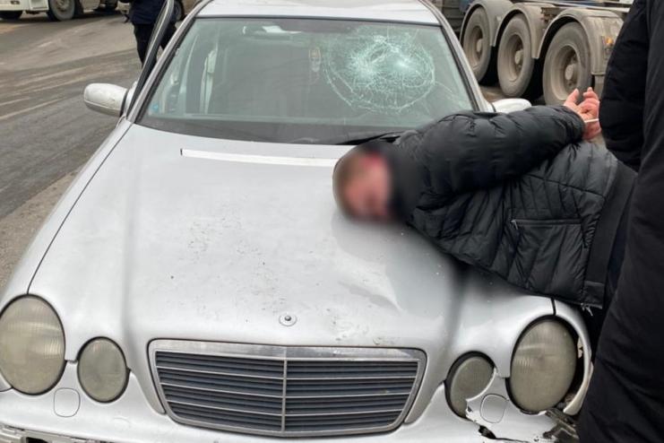 Двое полицейских пострадали при задержании преступников в Одесской области