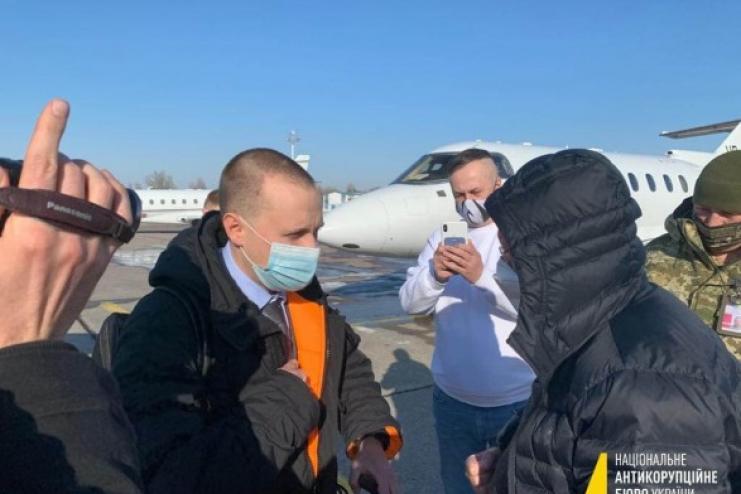 Пытался сбежать? В "Борисполе" посадили самолет с  экс-топом Приватбанка