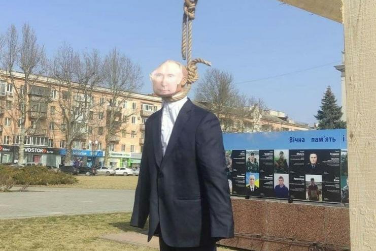 В Херсоне повесили "Путина", а потом сожгли