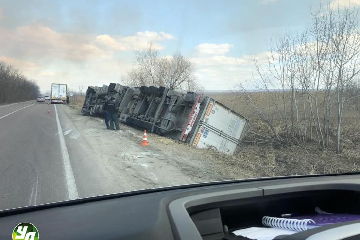 ⚡️НА ТРАССЕ ОДЕССА-РЕНИ ПЕРЕВЕРНУЛАСЬ ФУРА, РЯДОМ ГОРЯТ ПЛАВНИ (ФОТО ОЧЕВИДЦА)