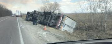 ⚡️НА ТРАССЕ ОДЕССА-РЕНИ ПЕРЕВЕРНУЛАСЬ ФУРА, РЯДОМ ГОРЯТ ПЛАВНИ (ФОТО ОЧЕВИДЦА)