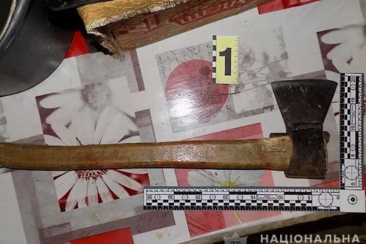 В Саратскую больницу госпитализирован мужчина: сын рубанул отца топором по голове из-за сигареты