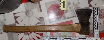 В Саратскую больницу госпитализирован мужчина: сын рубанул отца топором по голове из-за сигареты