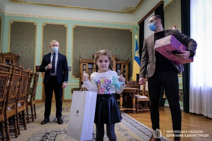 Девочка, которая осталась без подарка, получила поздравление от президента