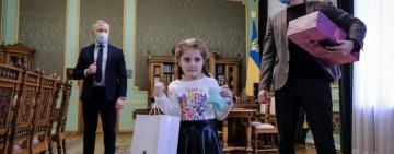 Девочка, которая осталась без подарка, получила поздравление от президента