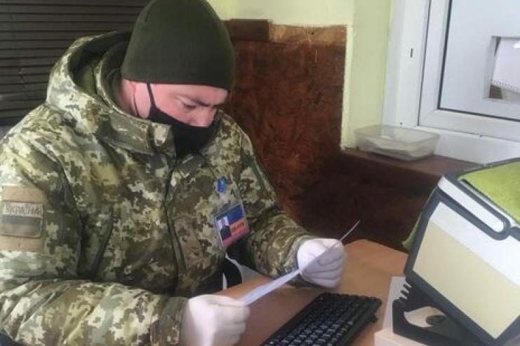 "ГОСТИ ИЗ БУДУЩЕГО" пытались пересечь украинскую границу с фейковыми ПЦР-тестами