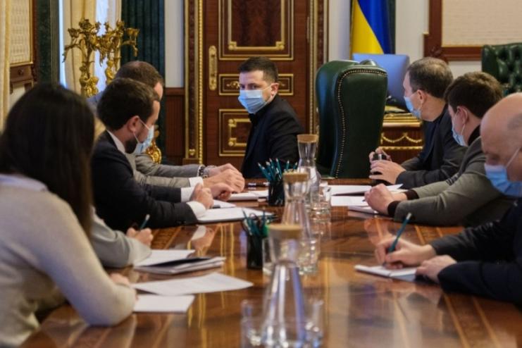 "Людям потрібно пояснити": Зеленський вимагає роз'яснювати людям про вакцинацію від COVID-19