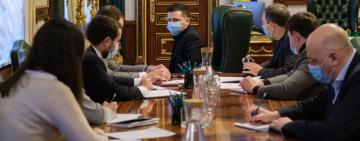 ​​"Людям потрібно пояснити": Зеленський вимагає роз'яснювати людям про вакцинацію від COVID-19