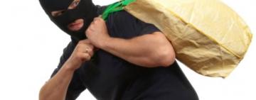 Жители Белгород-Днестровского ограбили прохожую 