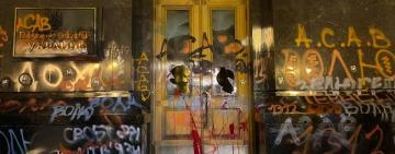 В Киеве громят Офис Президента на Банковой