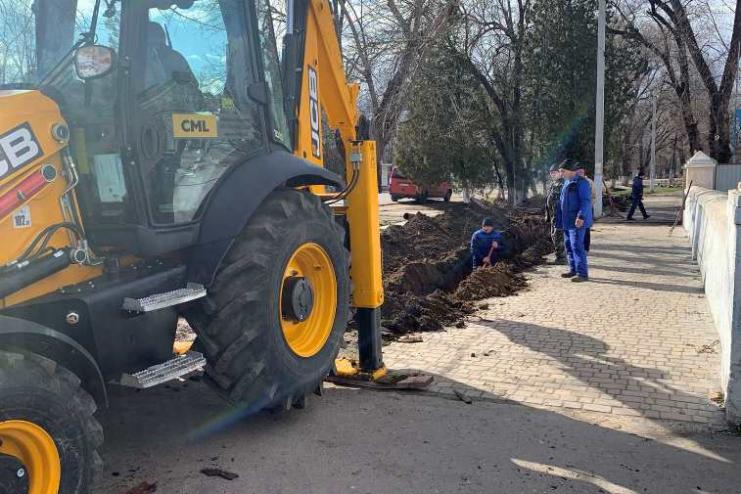 НЕДЕЛЮ НАЗАД - РАЗГОВОР, СЕГОДНЯ - ДЕЛО: на центральной улице Арциза прокладывают новый водопровод