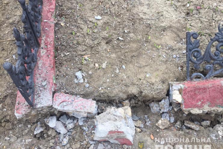 Викрали огорожу на цвинтарі: на Одещині поліцейські притягують до відповідальності двох чоловіків за наругу над могилами 
