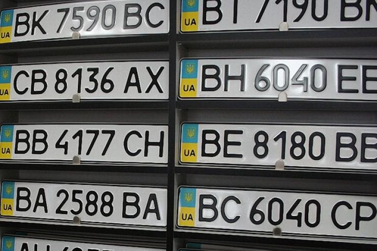 До уваги водіїв: з березня змінюються правила видачі номерних знаків