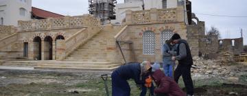 Уникальный кедр и задумка: озеленили территорию храма 