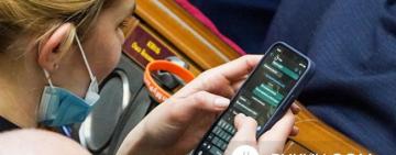 «Нужно валить из этой страны»: депутат от «Слуги Народа» попалась на скандальной переписке