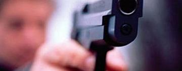 Охранник получил 2 выстрела от посетителя за просьбу надеть маску