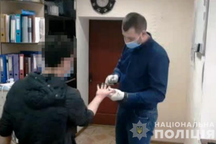 Угрожал осколком бутылки и отобрал телефон: житель Одесской области подозревается в разбое 