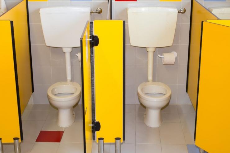 КабМин планирует решить проблему с туалетами в школах