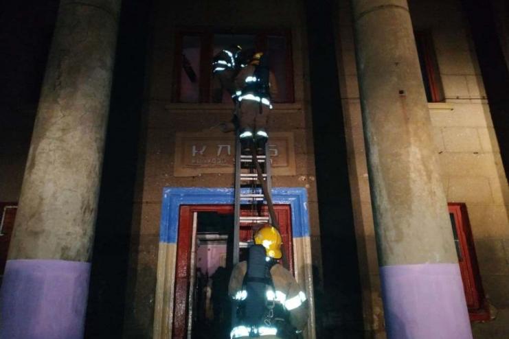 Одещина: ДСНС та місцева пожежна команда ліквідували пожежу в будівлі колишнього будинку культури