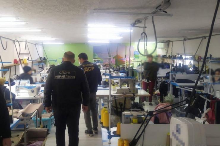 На Одещині викрили підпільний цех з пошиву одягу, котрий підробляв відомі світові бренди
