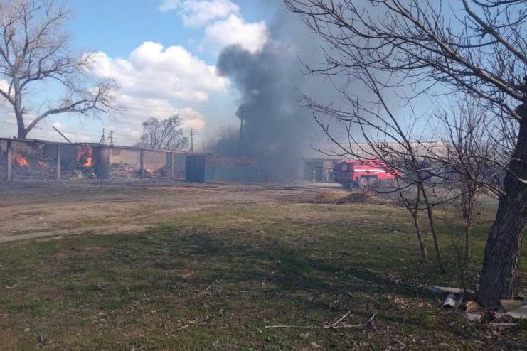 На Одещині на території недіючої тракторної бригади сталася пожежа