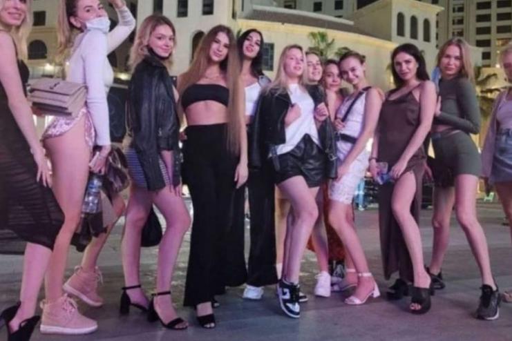 Влада ОАЕ депортувала 11 з 12 українок, які брали участь у "голій" фотосесії на балконі хмарочоса
