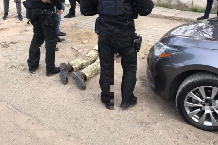 Грозился отправить в ООС: в Одесской области на взятке 6500 дол. задержали сотрудника военкомата