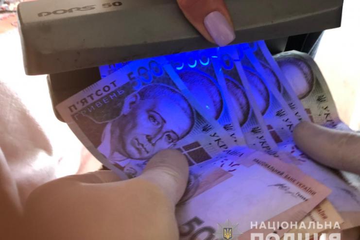 Печатали 500-гривневые купюры и сбывали за полцены: в Одессе задержан фальшивомонетчик "на опыте" и его подельник