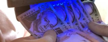 Печатали 500-гривневые купюры и сбывали за полцены: в Одессе задержан фальшивомонетчик "на опыте" и его подельник