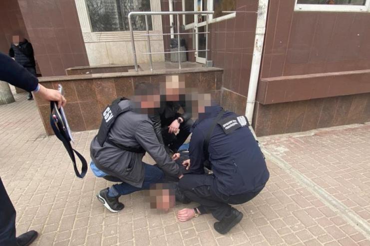 В Одесской области работник  ГФС требовал "дань" с коммерсов и попался на взятке