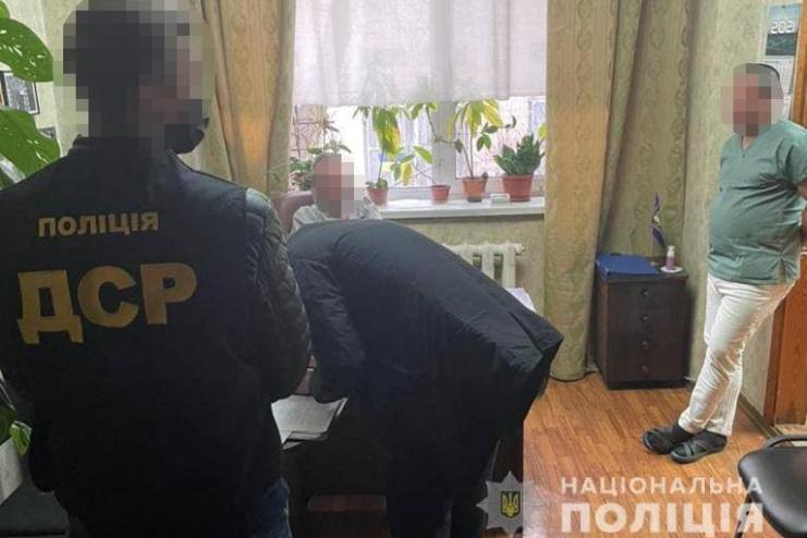 В Киеве патологоанатом и еще один медик задержаны на взятке
