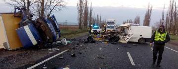 Авто, перевозившее 6 тел на кремацию в Одессу, столкнулось с грузовиком «Укрпочты» (ФОТО 18+) 