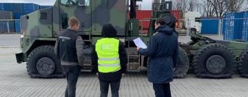 Через Одесский порт пытались ввезти армейский тягач: "оружейные бароны" промышляют в украинских портах?